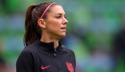 USWNT Player Alex Morgan Brings the Heat in These 8 Photos。